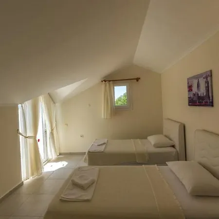 Oludeniz'de Havuzlu Merkezi Konumda Villa Fethiye