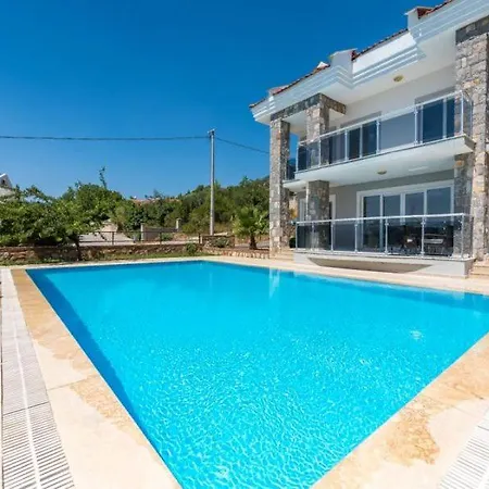 Oludeniz'de Havuzlu Merkezi Konumda Villa Fethiye
